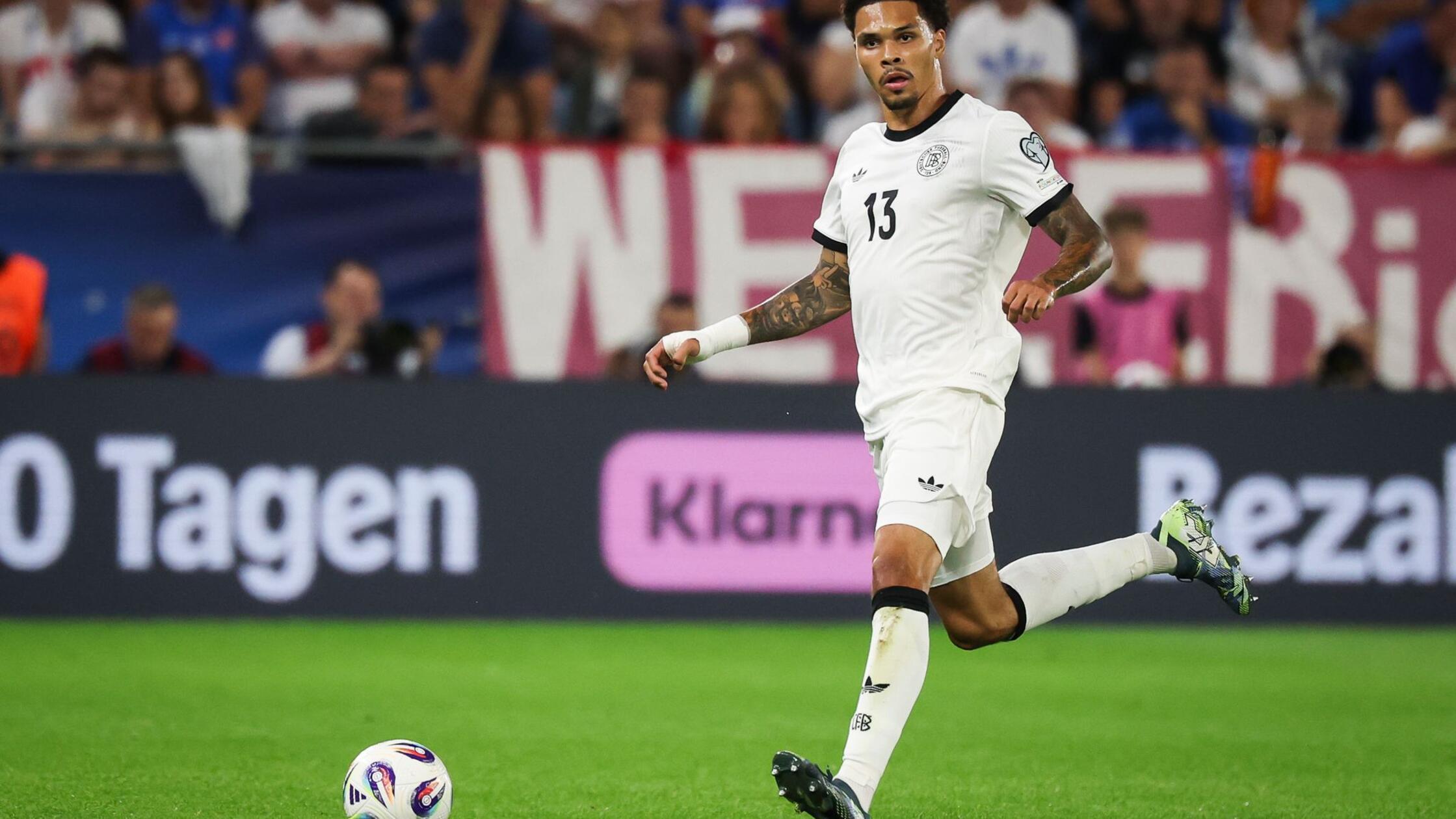 DFB zaradi rasističnih komentarjev proti igralcem po porazu v Bratislavi ukrepa in zadevo predaja pravosodju