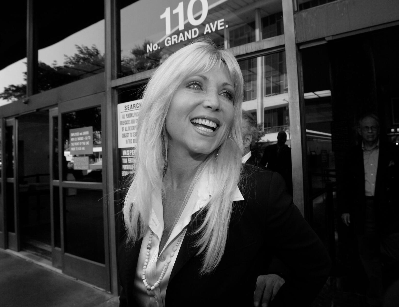 Die Ex-Frau von David Hasselhoff, Pamela Bach , ist am 5. März 2025 gestorben. Sie war unter anderem aus den Serien "Baywatch" und "Knight Rider" bekannt. Über die Todesursache war zunächst nichts bekannt, auch beim Alter unterschieden sich die Angaben verschiedener Medien.