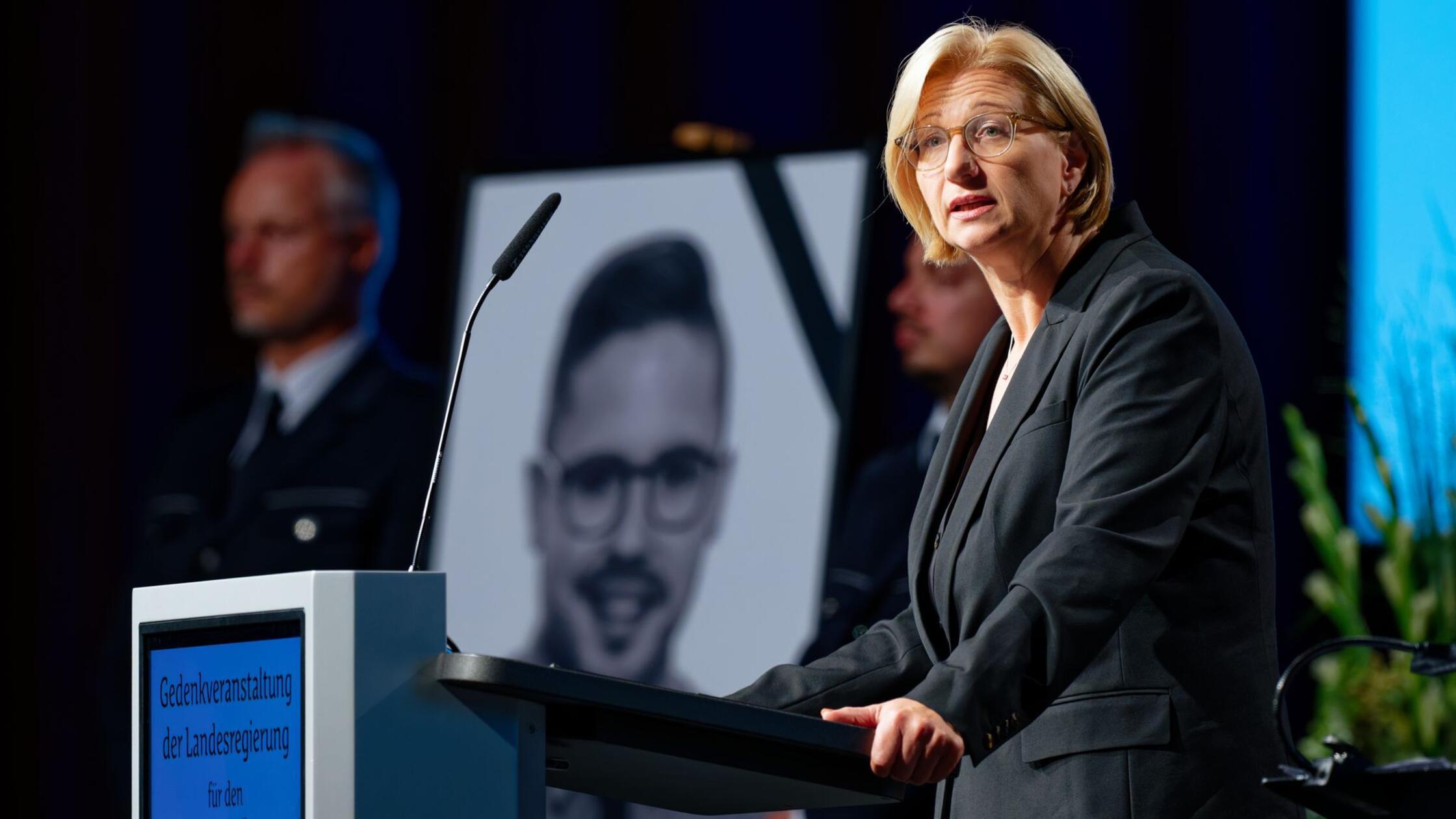 „Für immer im Gedächtnis“ - Trauer um getöteten Polizisten