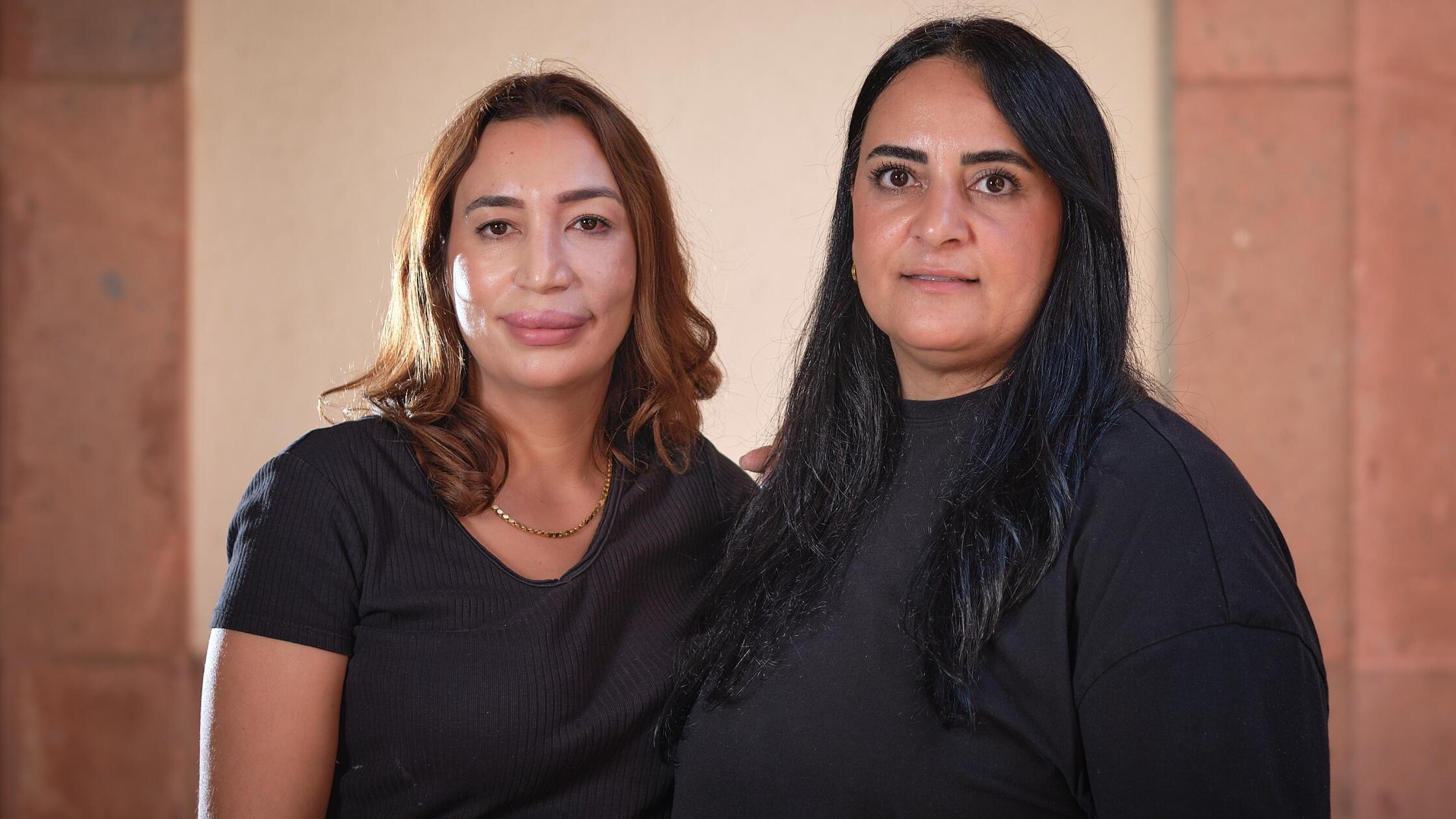 Semiya Şimşek (Simsek, l) und Gamze Kubasik (r), a