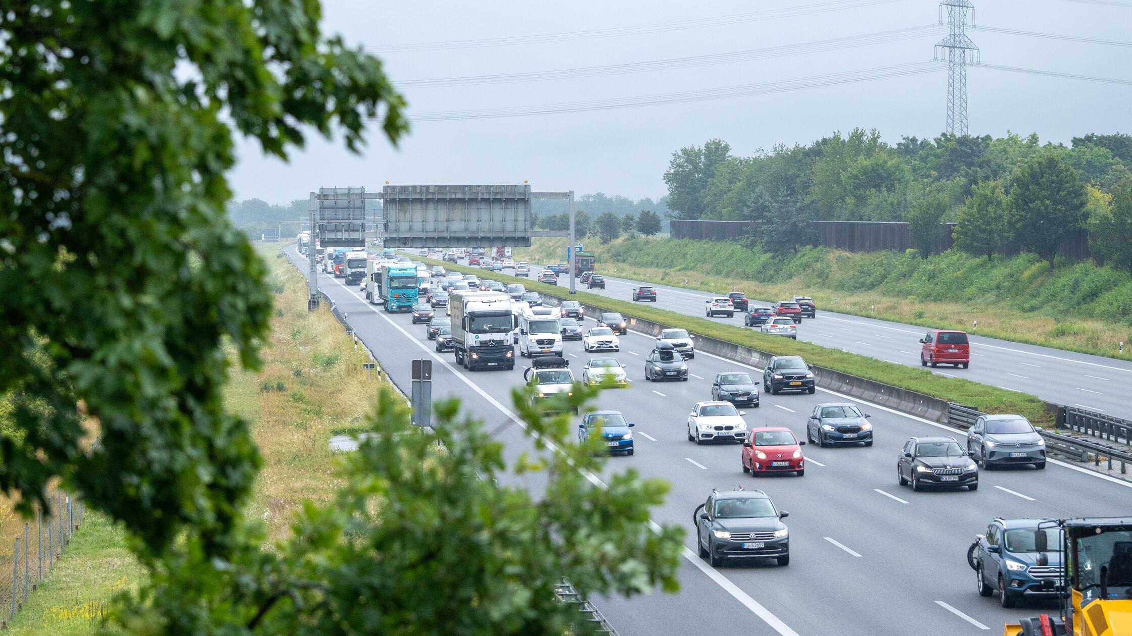 Kilometerlanger Stau auf A9: Wohnmobil prallt in Auto und löst Kettenreaktion aus