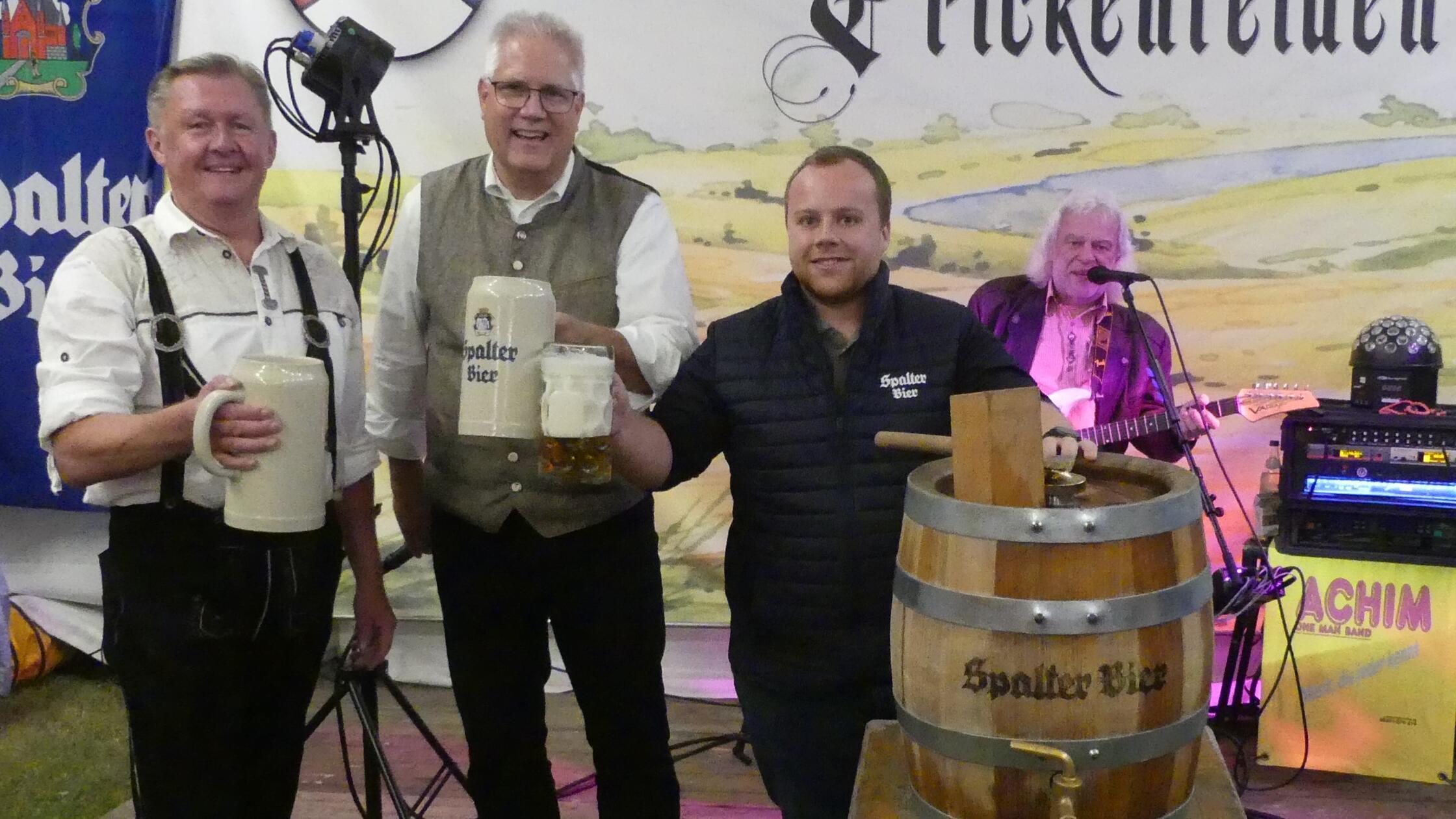 Gelungener Bieranstich mit Festwirt Uwe Hartl, Ort