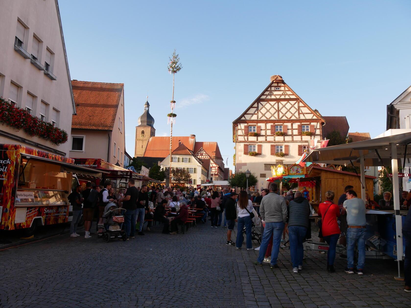 Am Samstagabend war der Marktplatz dicht frequentiert. Das Wetter spielte auch wieder mit.