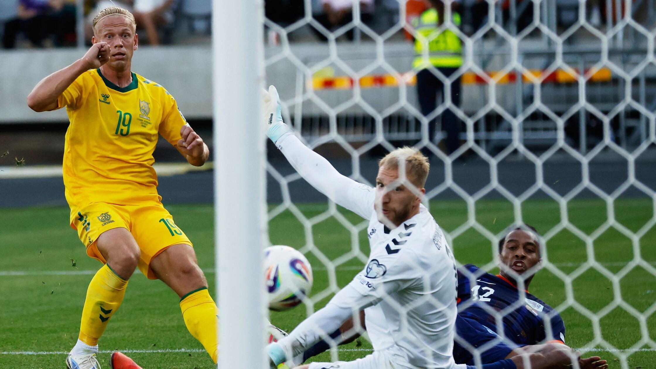 Rekordtore von Depay: Niederlande gewinnen knapp in Litauen