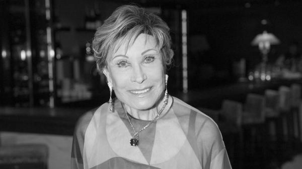 Die Ärztin und TV-Moderatorin Antje-Katrin Kühnemann, bekannt aus "Die Sprechstunde", ist am 4. März 2025 im Alter von 80 Jahren gestorben. Anlässlich ihres runden Geburtstags am 22. Februar hat sie in einem Interview bereits über ihre gesundheitlichen Probleme berichtet.