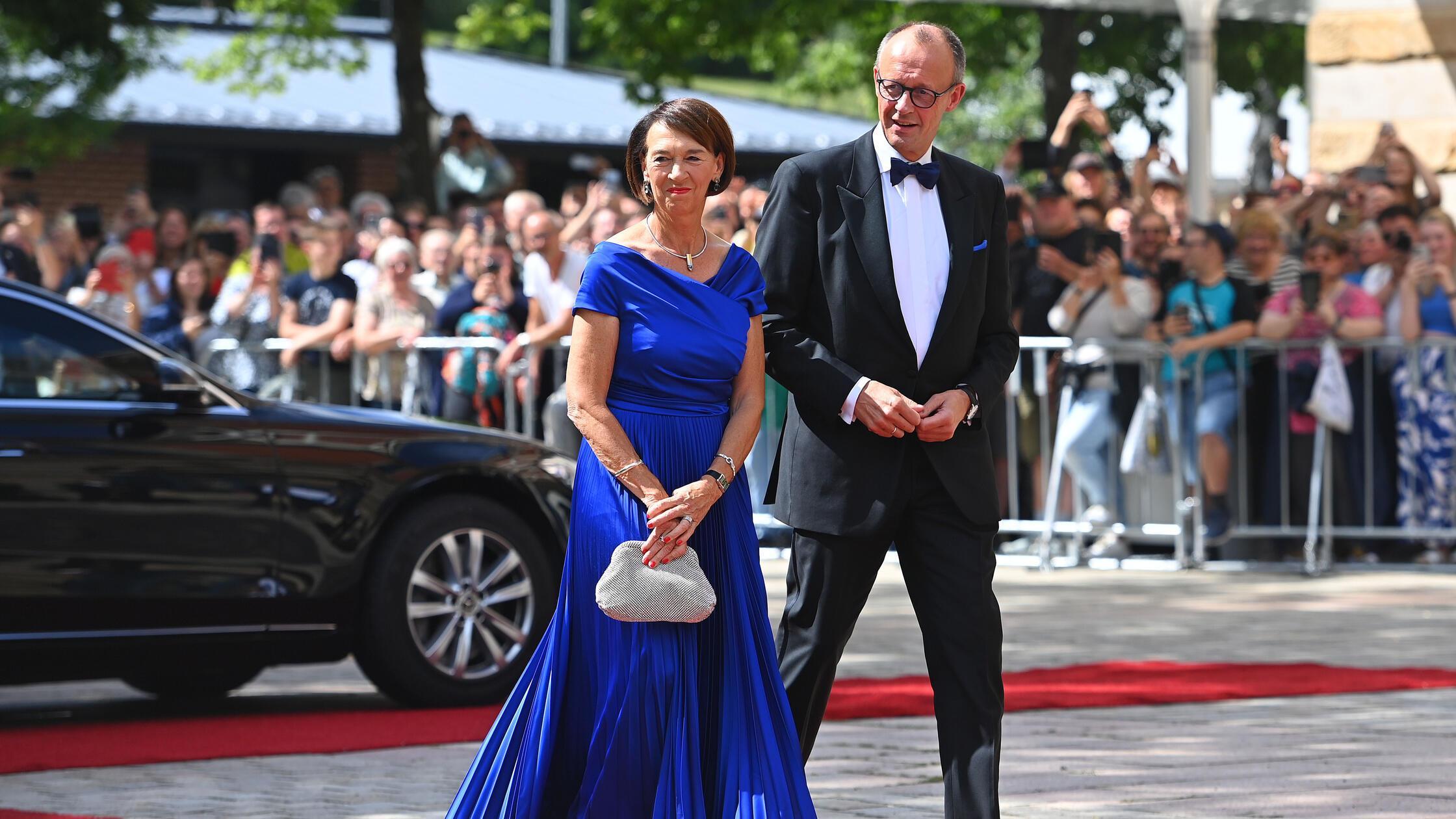 „Totalversagen“? Rechtswidrige Hausdurchsuchung wegen Anti-Merz-Schmierereien sorgt für Empörung