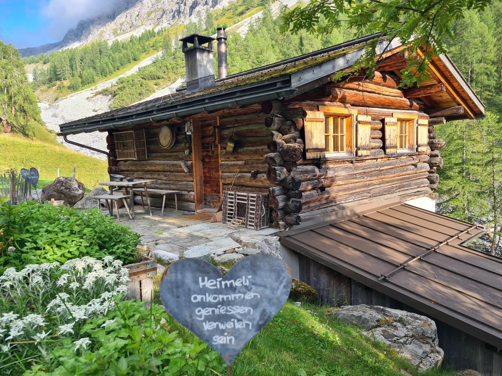 So idyllisch sind die Unterkünfte in Graubünden - hier das Nebengebäude des "Heimeli" in Sapün.