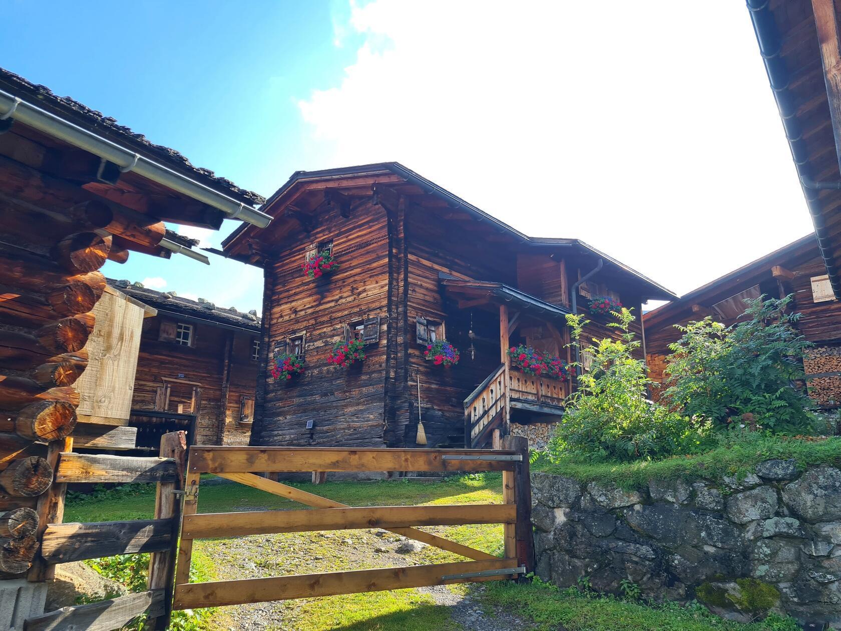 Wie im Freilichtmuseum: Unterwegs wandert man durch schöne Walsersiedlungen, wie hier Medergen.