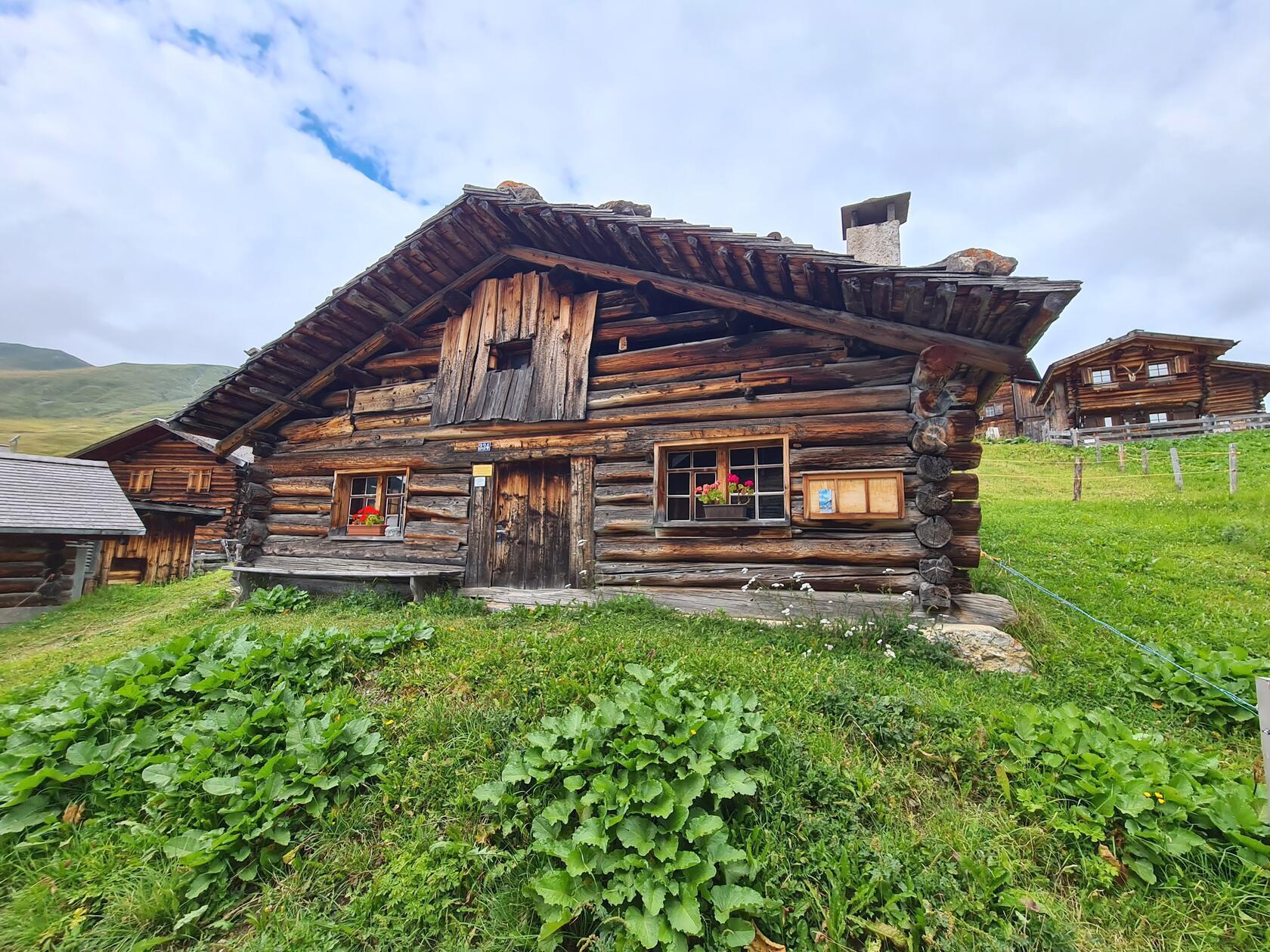 Die urigen Holzhäuser der Walser begleiten die Wanderer.