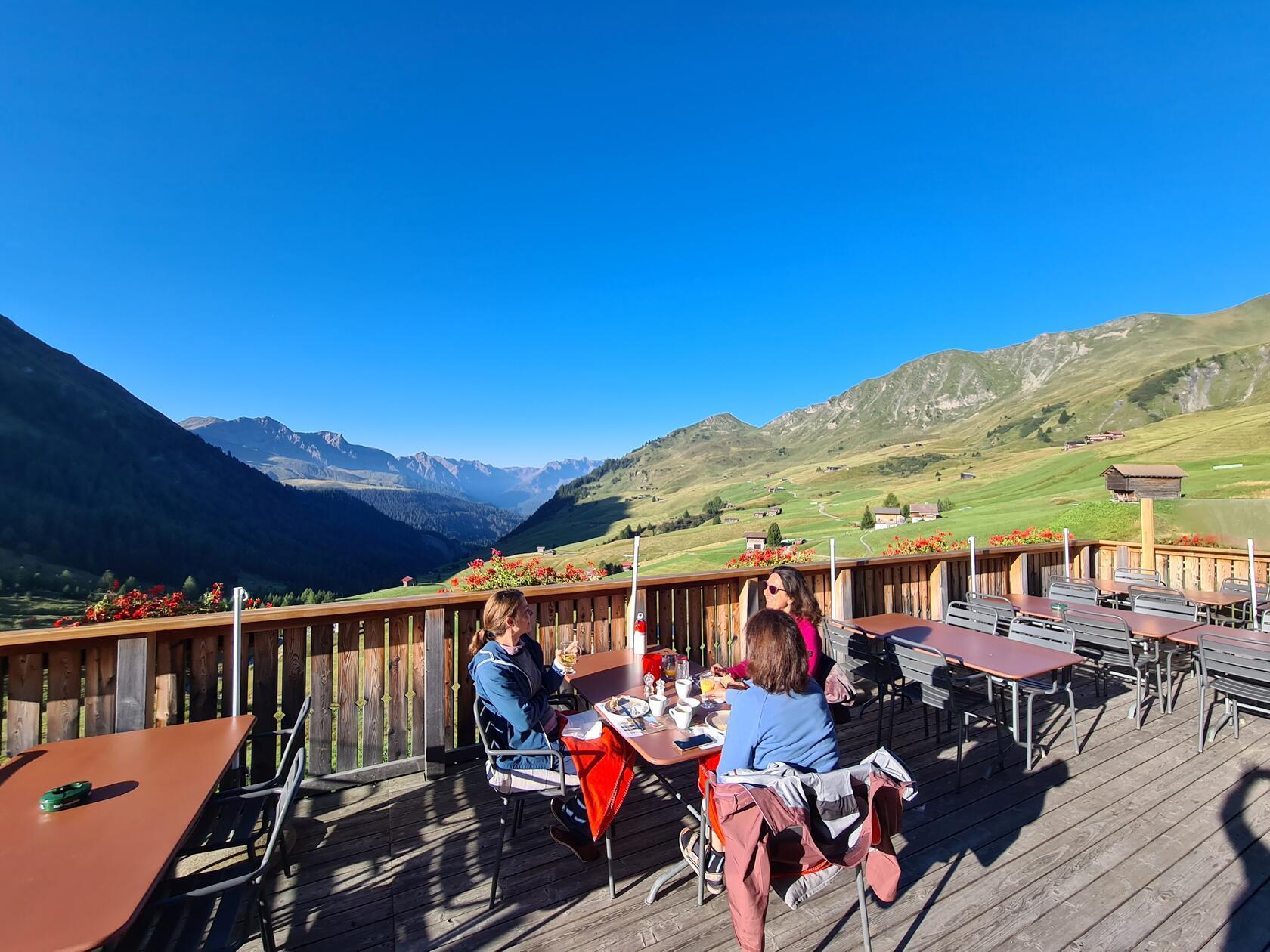 Frühstück mit Aussicht ins Fondei im Berggasthaus Strassberg.