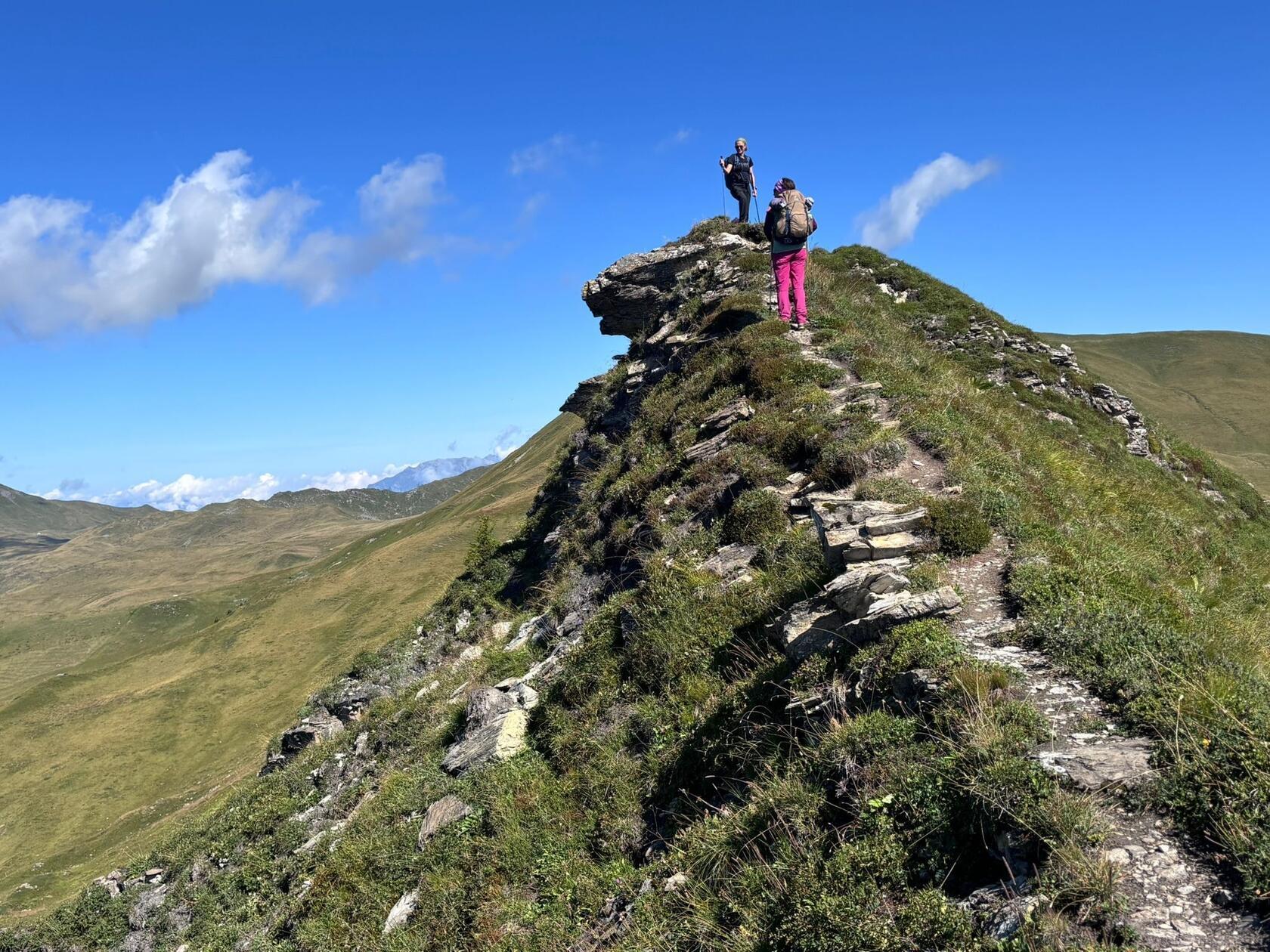 Der Weg über den Grat ist auch eine Variante, der Normalweg geht weiter unten im Tal entlang.