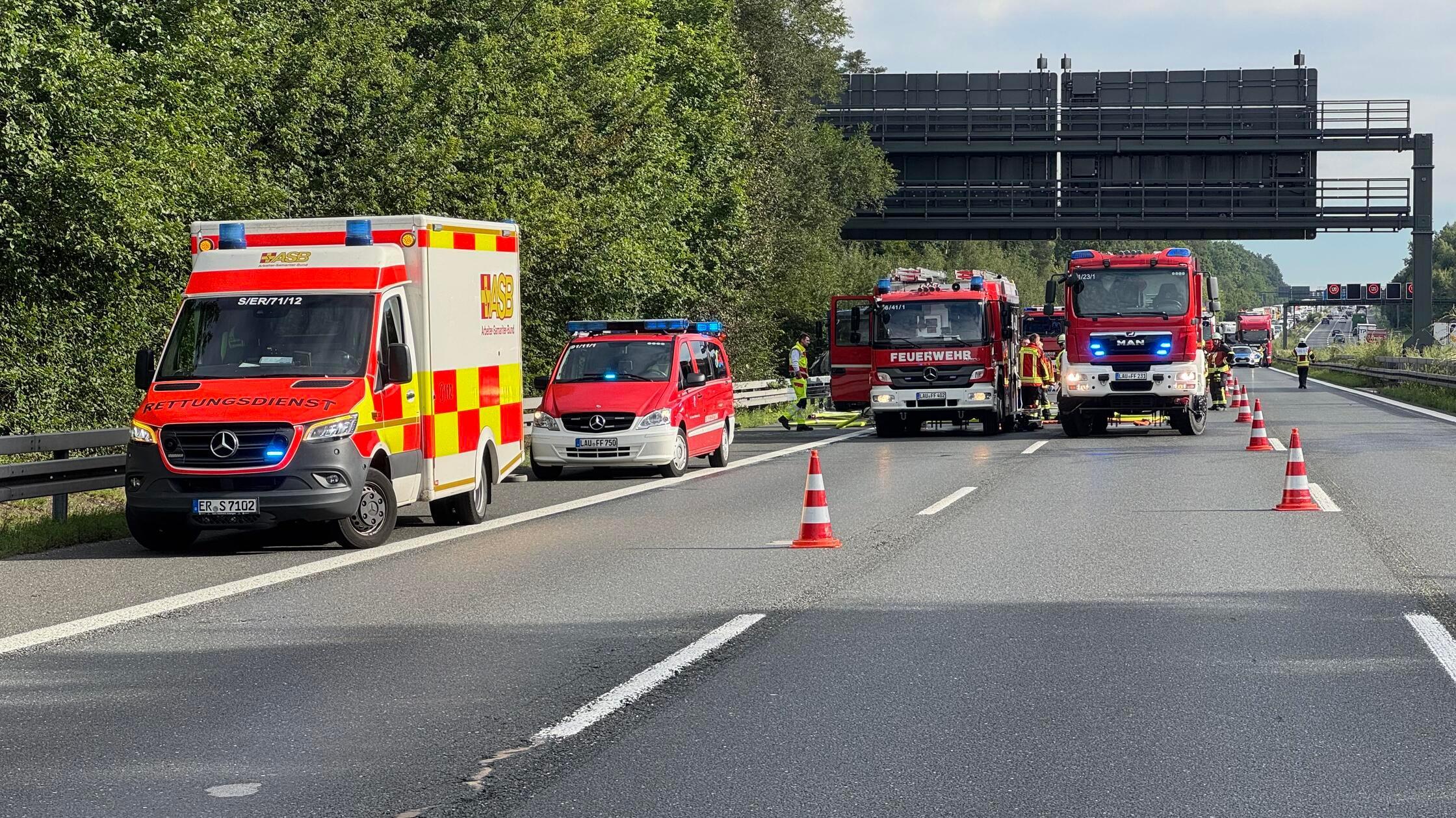 Mit Spraydosen, Akkus und Holz beladen: Lastwagen 