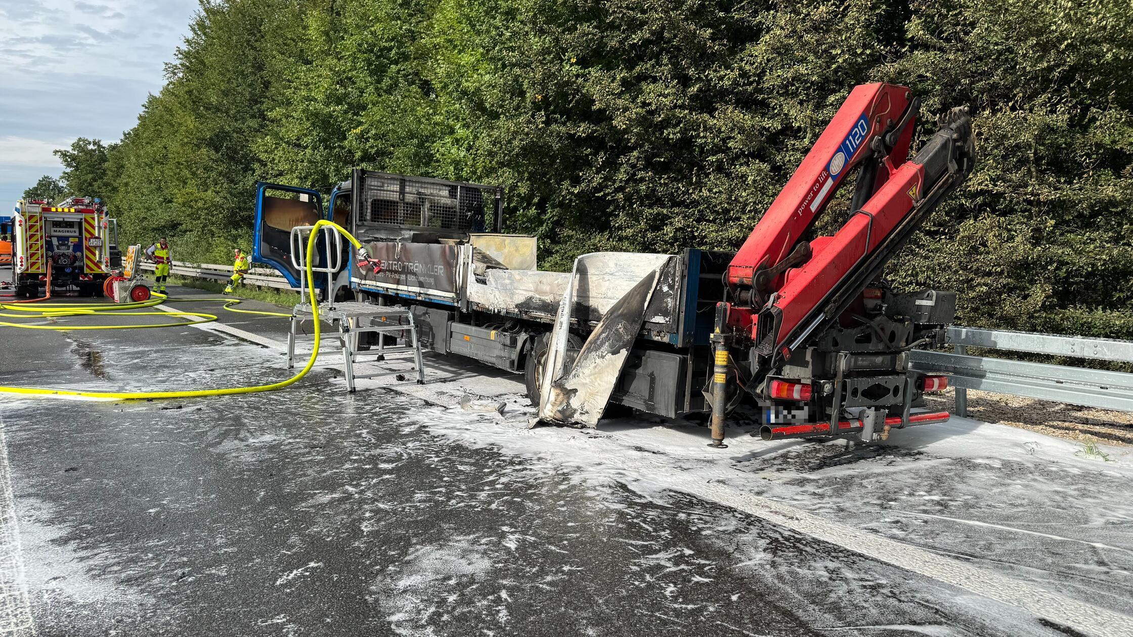 Mit Spraydosen, Akkus und Holz beladen: Lastwagen 