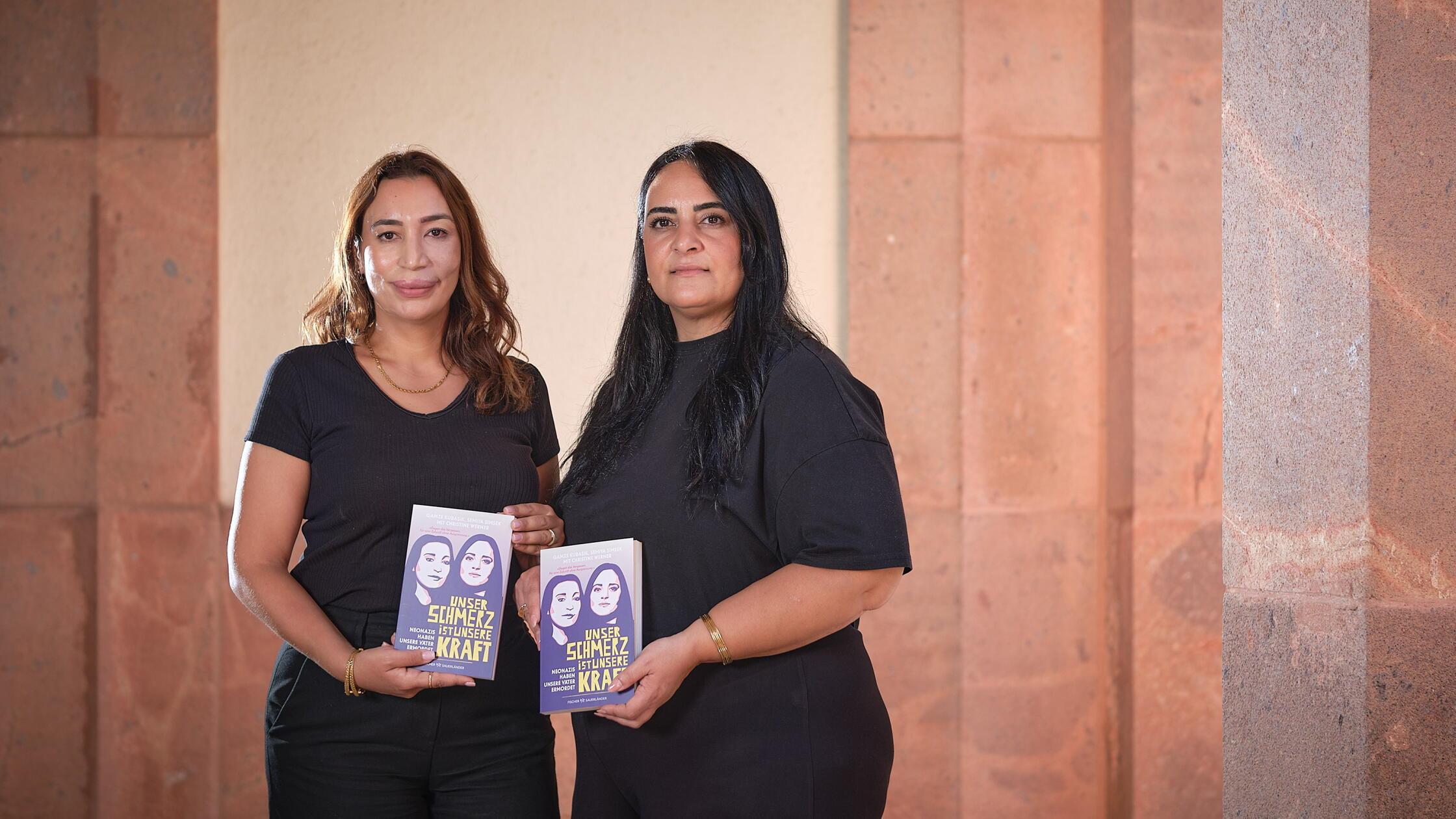 Semiya Şimşek (Simsek, l) und Gamze Kubasik (r), a