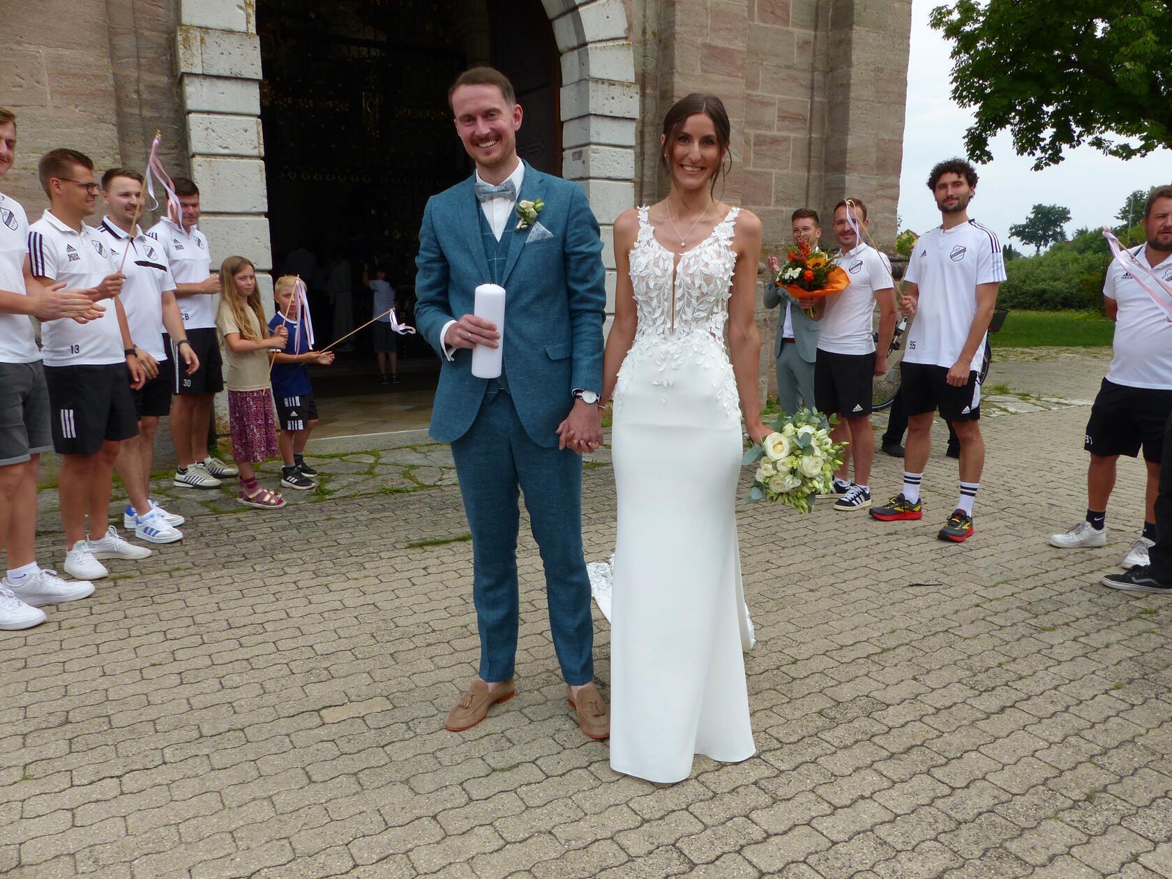 In der Wallfahrtskirche „Maria Hilf“ in Freystadt erbaten sich Lena Thumann aus Freystadt und Christopher Klose aus Berngau den Segen für ihre Lebensgemeinschaft. Ihn spendete im Verlauf der Brautmesse Freystadts Stadtpfarrer Pater Bartimäus. Für die musikalische Gestaltung des Festgottesdienstes im mit Blumen geschmückten Gotteshaus sorgte der Rhythmuschor Berngau. Nach der Trauung grüßten die Fußballer des FSV Berngau und die Theatergruppe Berngau, mit einem langen Spalier, gratulierten mit den besten Wünschen für die gemeinsame Zukunft und überreichten Blumen und Geschenke. Zur Hochzeitsfeier luden die 29-jährige Steuerberaterin und der 34-jährige Projektmanager in die Kulturhalle nach Berching ein.