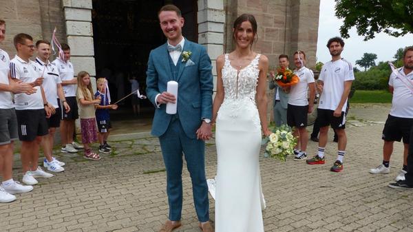 In der Wallfahrtskirche „Maria Hilf“ in Freystadt erbaten sich Lena Thumann aus Freystadt und Christopher Klose aus Berngau den Segen für ihre Lebensgemeinschaft. Ihn spendete im Verlauf der Brautmesse Freystadts Stadtpfarrer Pater Bartimäus. Für die musikalische Gestaltung des Festgottesdienstes im mit Blumen geschmückten Gotteshaus sorgte der Rhythmuschor Berngau. Nach der Trauung grüßten die Fußballer des FSV Berngau und die Theatergruppe Berngau, mit einem langen Spalier, gratulierten mit den besten Wünschen für die gemeinsame Zukunft und überreichten Blumen und Geschenke. Zur Hochzeitsfeier luden die 29-jährige Steuerberaterin und der 34-jährige Projektmanager in die Kulturhalle nach Berching ein.