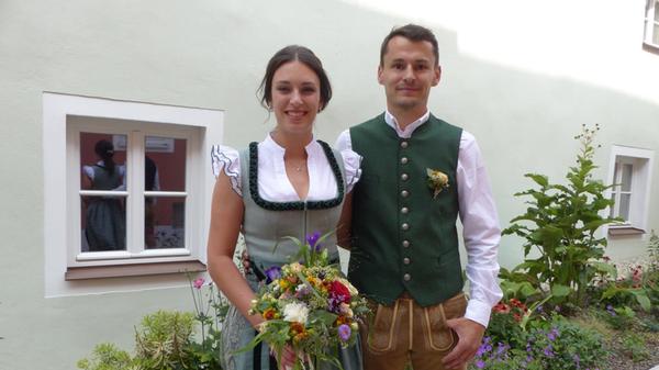 Eigentlich kennen sich Carina Hiemer und Josef Stöckl, sie sind beide im Freystädter Ortsteil Burggriesbach in der Segelau aufgewachsen, „schon immer“. Doch richtig gefunkt hat es erst vor drei Jahren, als sich beide bei einer Hausparty nähergekommen sind. Seither gehen sie ihre Wege gemeinsam und haben ihre Zweisamkeit nun mit dem Eheversprechen gekrönt. Im Beisein der Familien gaben sich beide im Stadlmann-Anwesen in Freystadt das Ja-Wort bei Bürgermeister Alexander Dorr. Nach der Trauung grüßten die Fußballer der DJK Burggriesbach, die Tänzerinnen und Tänzer der Burggriesbacher Showtanzgruppe „Managa’s“, die Mitarbeiter des Bräutigams von Heizung-Sanitär Stöckl und die Arbeitskollegen von Carina von der Stadtverwaltung Greding.