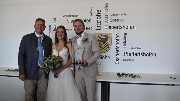 Janina Blomeier und Christopher Puschmann haben sich im Rahmen einer standesamtlichen Trauung das Ja-Wort gegeben. Die Eheschließung fand in feierlichem Rahmen im Sitzungssaal der Gemeindekanzlei Pilsach statt und wurde von Bürgermeister Andreas Truber persönlich vollzogen. Die Brautleute verbindet schon seit vielen Jahren eine besondere Geschichte: 2017 standen sie gemeinsam als Kirwa-Paar in Pfeffertshofen auf der Bühne – damals allerdings noch nicht als richtiges Paar. Ein genaues Datum für den Beginn ihrer Beziehung gibt es nicht, doch 2021 folgte der gemeinsame Umzug nach Pilsach. Zwei Jahre später erfüllten sich beide den Traum vom eigenen Haus in Pfeffertshofen, das im kommenden Jahr umfassend renoviert werden soll.