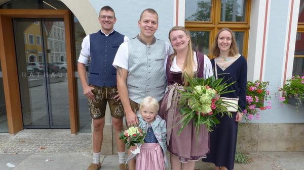 Im Januar vor fünf Jahren lernten sich Nadine Bernhard aus Neumarkt und Maximilian Wiesner aus Hammerberg, einem Ortsteil der Gemeinde Rieden im Landkreis Amberg-Sulzbach, kennen. Beide waren bei der Geburtstagsfeier von Stefan, dem jüngeren Bruder des Bräutigams, in Hammerberg eingeladen und trafen sich hier das erste Mal. Nach einer kurzen Weile verliebten sie sich, wurden ein Paar und haben ihre Beziehung nun mit dem Ja-Wort gefestigt. Bürgermeister Alexander Dorr traute die Liebenden im Freystädter Rathauses. Mit dabei waren die beiden Trauzeugen und die Familienangehörigen der Frischvermählten. Zu den ersten Gratulanten an diesem Freudentag gehörte Töchterchen Verena, die seit vier Jahren die kleine Familie vervollständigt.
