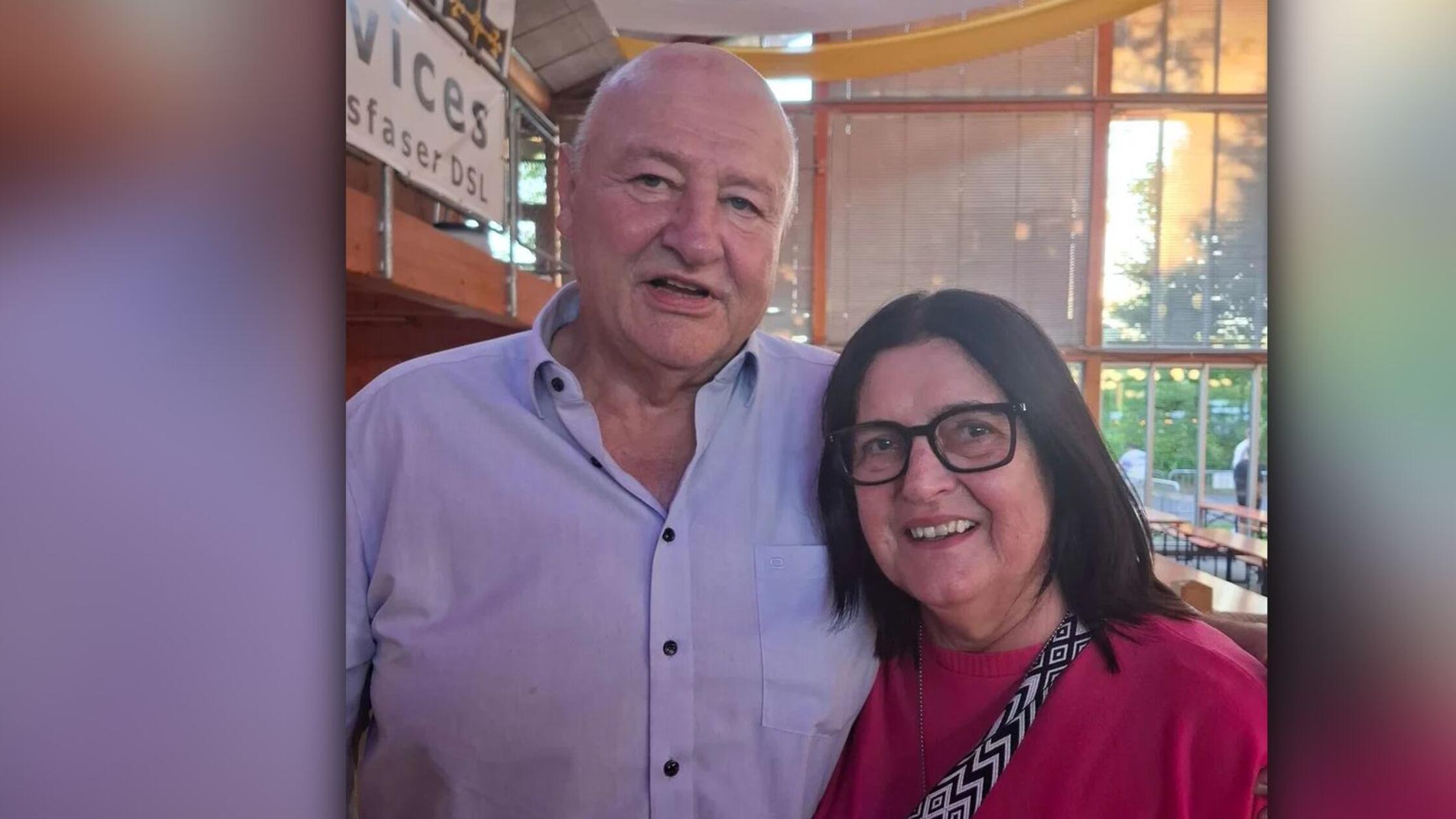 Helga Bradl und Thomas Jakesch haben sich am 8.8. das Ja-Wort gegeben – und das am Eröffnungsabend des Neumarkter Jura-Volksfests gleich in der großen Jurahalle ausgiebig gefeiert. Bereits am 8.8.2008 hatten sich die beiden, die schon seit dem Jahr 2000 ein Paar sind, verlobt – ebenfalls auf dem Neumarkter Jura-Volksfest. Das Zusammentreffen mit dem Volksfest war dabei eigentlich eher zufällig, aber doch immer ein Grund zum Feiern: Der 8. August ist Jakeschs Geburtstag, weshalb dieser „besondere Tag“ von den beiden gerne als Anlass für besondere Ereignisse genommen wird. Am diesem Freitag feierte der Bräutigam seinen 69. Geburtstag.