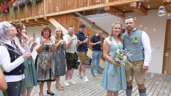 Als sich Theresa Gebhard aus Forchheim und Daniel Schnellinger aus Freystadt auf einer Flaschenparty in Wappersdorf zum ersten Mal begegneten, wussten sie noch nicht, dass es eine Schicksalsbegegnung sein würde. Nun, neun Jahre später, ist es ganz klar, denn die Liebe zwischen beiden führte sie zum Freystädter Standesamt. Im Bürgersaal im Stadlmann-Anwesen fand die Trauung statt, der die engeren Familienangehörigen beigewohnt haben. Mit einem Spalier grüßten im Anschluss die Freundinnen der Braut von der Berufsschule, die früheren Reiterfreundinnen vom Reiterhof in Rothenhof und weitere Freunde.