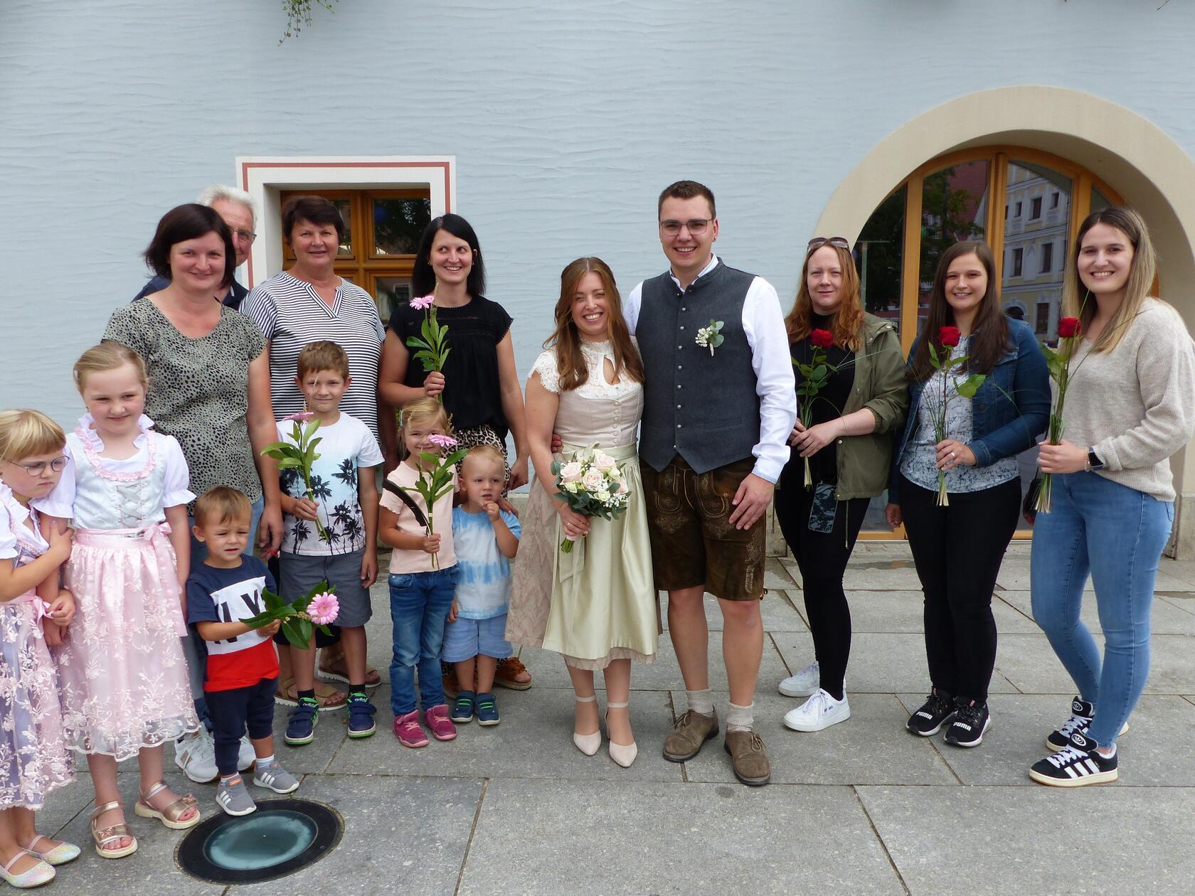 Im September werden es elf Jahre, dass sich Tina Lehner aus Pavelsbach und Peter Großhauser aus Meckenhausen am Arbeitsplatz bei der Firma Müller, Präzisionsteile, in Pyrbaum das erste Mal über den Weg gelaufen sind. Doch es sollte noch fast zwei Jahre dauern, bis sie ein Paar wurden. Im August vor neun Jahren fanden sie endgültig zusammen und stellten irgendwann fest: „Das mit uns passt perfekt.“ Bei einem Wanderurlaub in Südtirol machte Peter seiner Tina an ihrem Geburtstag im letzten Jahr dann auch ein ganz besonderes Geschenk mit dem Heiratsantrag, den Tina freudestrahlend angenommen hat. Nun haben sie Nägel mit Köpfen gemacht und ihre Liebe mit dem Ja-Wort besiegelt.