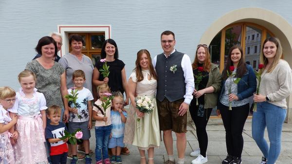 Im September werden es elf Jahre, dass sich Tina Lehner aus Pavelsbach und Peter Großhauser aus Meckenhausen am Arbeitsplatz bei der Firma Müller, Präzisionsteile, in Pyrbaum das erste Mal über den Weg gelaufen sind. Doch es sollte noch fast zwei Jahre dauern, bis sie ein Paar wurden. Im August vor neun Jahren fanden sie endgültig zusammen und stellten irgendwann fest: „Das mit uns passt perfekt.“ Bei einem Wanderurlaub in Südtirol machte Peter seiner Tina an ihrem Geburtstag im letzten Jahr dann auch ein ganz besonderes Geschenk mit dem Heiratsantrag, den Tina freudestrahlend angenommen hat. Nun haben sie Nägel mit Köpfen gemacht und ihre Liebe mit dem Ja-Wort besiegelt.