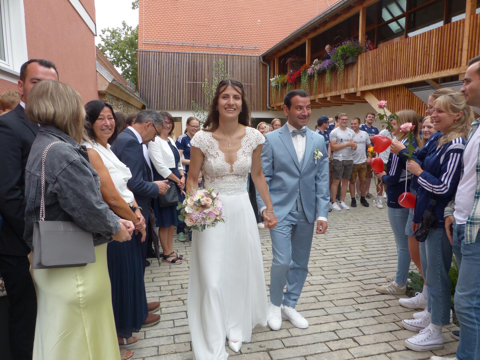 Im Bürgersaal im Stadlmann-Anwesen in Freystadt gaben sich die Brautleute Theresa Lerzer aus Thannhausen und Andreas Schmidt aus Mörsdorf das Ja-Wort. Nach der Trauung wurden sie mit viel Applaus und Jubel von den Spalierstehenden empfangen. Da hatte sich eine riesige Delegation des TSV Mörsdorf versammelt, bei dem beide Fußball spielen.