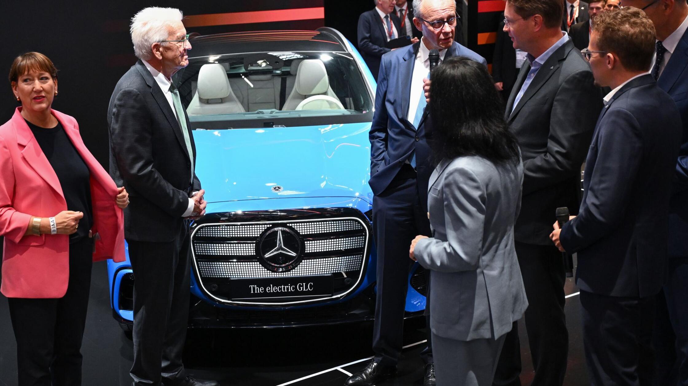 Peinliche Panne auf der IAA: Mercedes-Chef bekommt Kofferraum vor Kanzler nicht auf