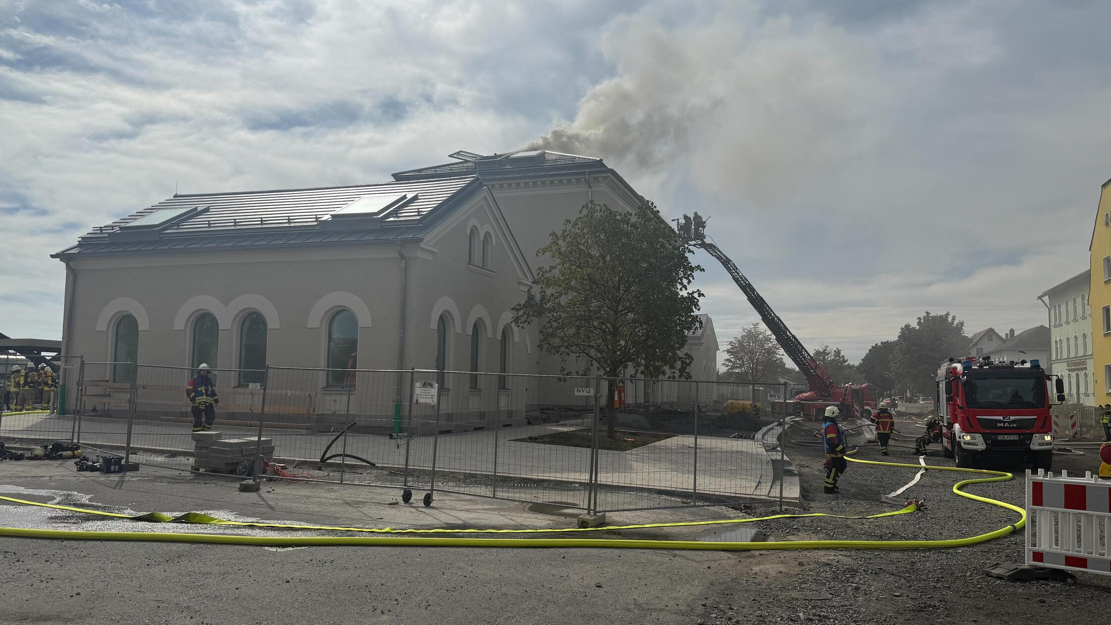Zugverkehr noch gestört: Brand auf neuem Bahnhofsdach in Bayern löst Großeinsatz aus