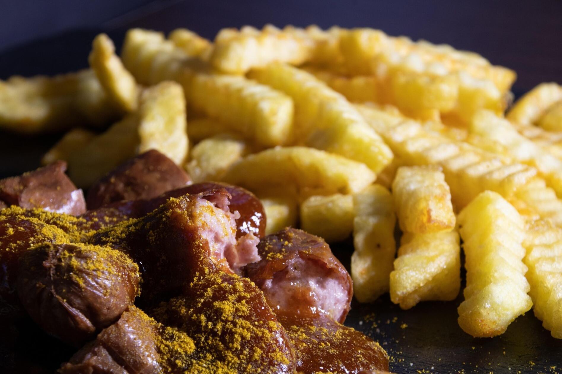 Platz 15: In der Fries Factory kommen heiße Fritten mit verschiedensten Toppings auf den Teller. Wer nicht auf Fleisch verzichten möchte, kann sich dort auch Currywurst mit Pommes bestellen. Die Fries Factory ist in der Krebsgasse 2 in Nürnberg hat es in unserem Voting auf Platz 15 geschafft.