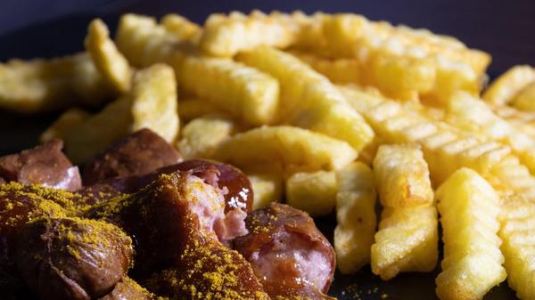 Platz 15: In der Fries Factory kommen heiße Fritten mit verschiedensten Toppings auf den Teller. Wer nicht auf Fleisch verzichten möchte, kann sich dort auch Currywurst mit Pommes bestellen. Die Fries Factory ist in der Krebsgasse 2 in Nürnberg hat es in unserem Voting auf Platz 15 geschafft.