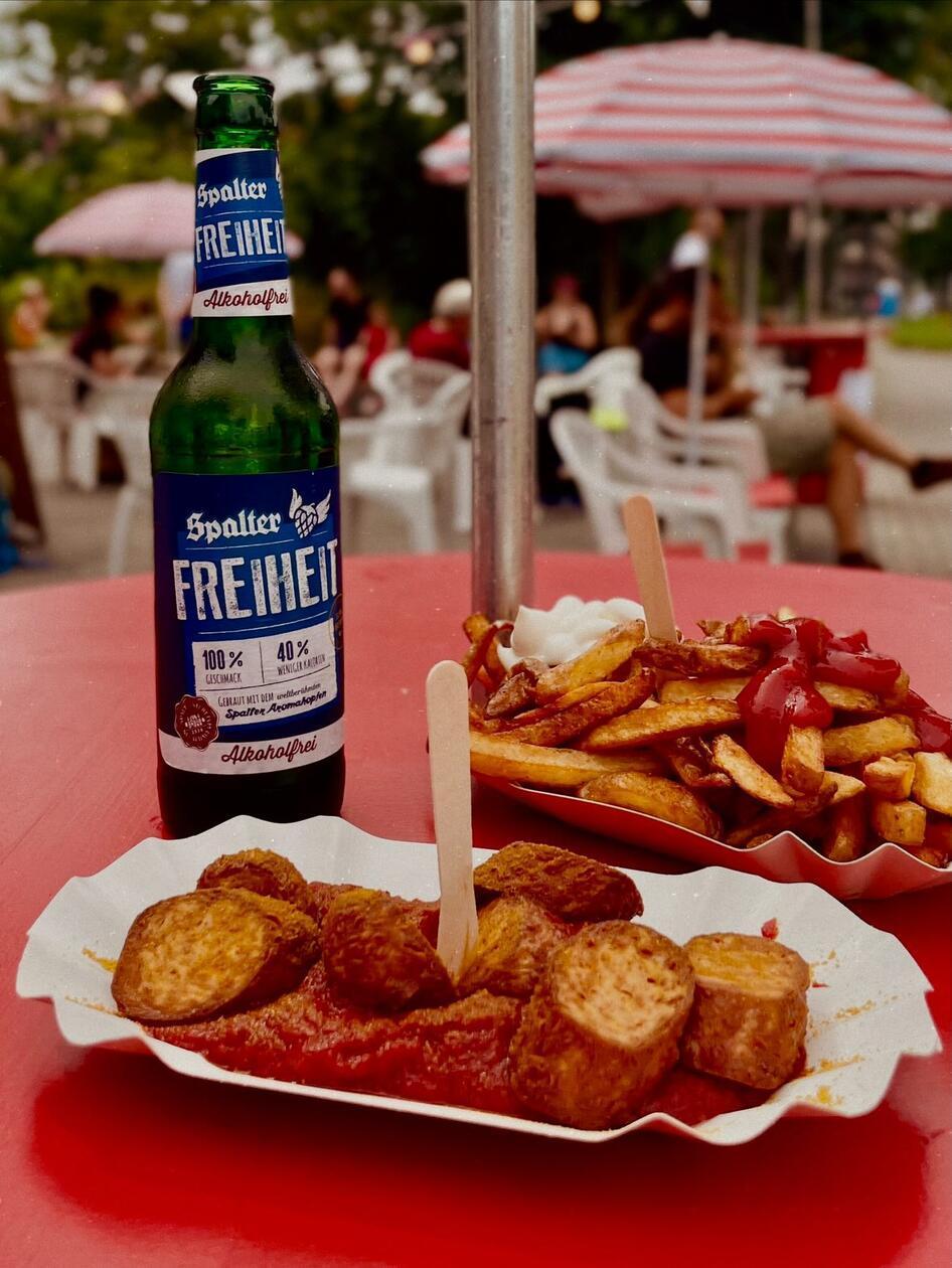 Platz 13: Besucherinnen und Besucher erwarten im Kiosk West bei schönem Wetter täglich kalte und warme Drinks, selbstgemachte Pommes, vegane Currywurst, Monobloc und Tischtennis. Der Kiosk befindet sich am Veit-Stoß Platz 2 in Nürnberg und schafft es auf den 13. Platz.