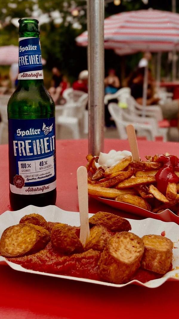 Platz 13: Besucherinnen und Besucher erwarten im Kiosk West bei schönem Wetter täglich kalte und warme Drinks, selbstgemachte Pommes, vegane Currywurst, Monobloc und Tischtennis. Der Kiosk befindet sich am Veit-Stoß Platz 2 in Nürnberg und schafft es auf den 13. Platz.