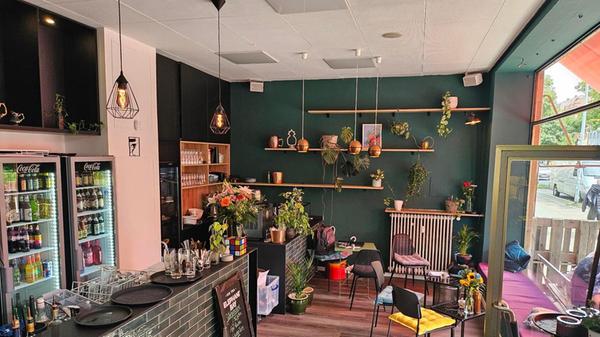 Platz 11: Das Café Regina punktet mit hausgemachten Kuchen, Avocadobrot und veganer Currywurst. Das Bistro in der Fürther Straße 64 in Nürnberg landet in unserem User-Voting auf Platz elf.