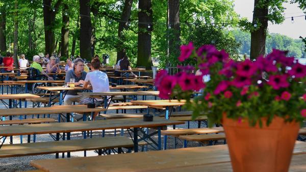 Platz 10: Wer als Vegetarier und Vegetarierin ins Max-Morlock-Stadion geht, muss sich ausschließlich mit Pommes und Brezel beglücken. Der Gutmann-Biergarten am Dutzendteich schafft dabei Abhilfe: Dort gibt es vegane Currywurst mit Pommes. Das Lokal befindet sich in der Bayernstraße 150 in Nürnberg und holt sich den zehnten Platz.