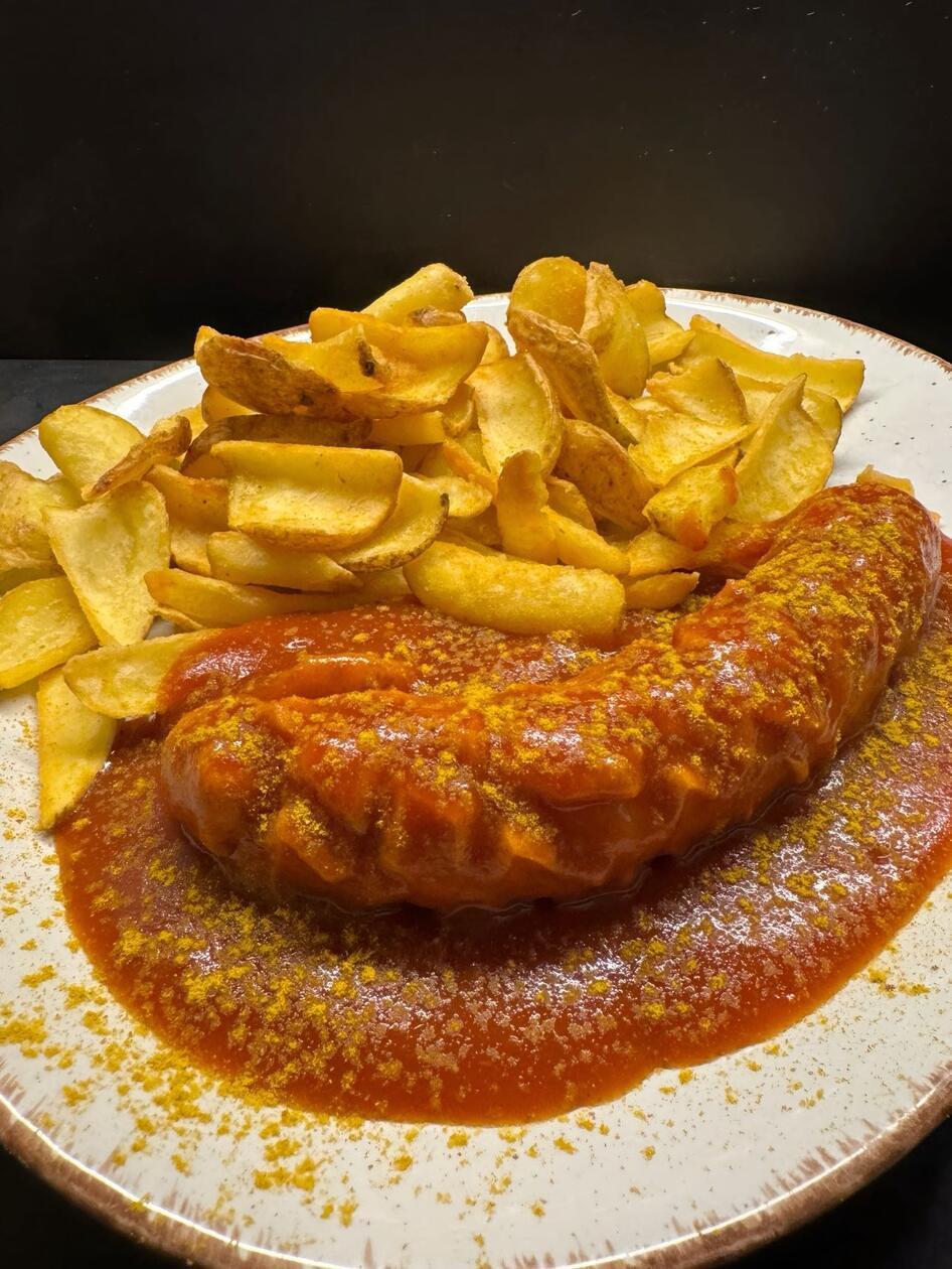Platz 9: Die Grizzly Stub'n bietet einen gemütlichen Biergarten, gemütliche Stimmung und fränkische Gerichte, wie die Currywurst. Das Gericht serviert das Team dort mit hausgemachter Soße und chipsartigen Pommes. Veganerinnen und Veganer dürfen sich dort auch auf eine fleischlose Variante freuen. Das Restaurant liegt am Zeisigweg 70 in Nürnberg und schafft es auf Platz neun.