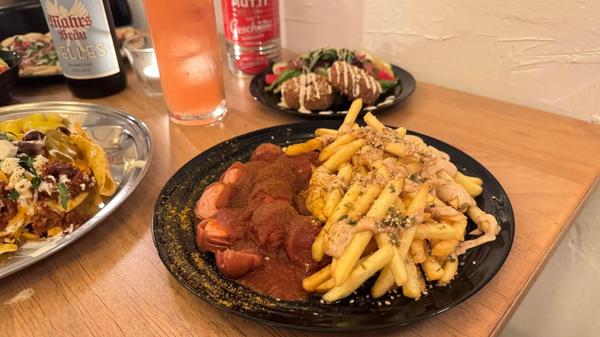 Platz 8: Im KBH, in der Johannisstraße 86 in Nürnberg servieren Julia Hirschmann und Paul Specht unter anderem Currywurst in Fleischform sowie in Vegan. Die Kneipe glänzt mit einem gemütlichen Biergarten und einer kleinen, aber feinen Speisekarte. Unsere User katapultieren das Lokal auf den achten Platz.