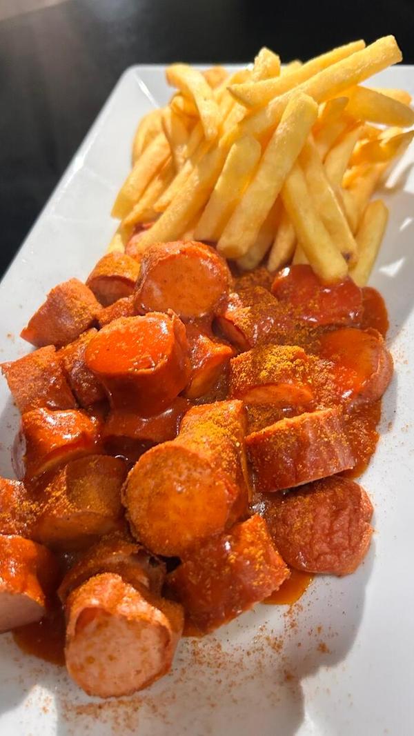 Platz 7: In Nürnberg-Giblitzhof verkauft die Metzgerei Kumpf Fleischwaren und Wurstspezialitäten aus der Region. Der Familienbetrieb bietet neben rohem Fleisch einen wechselnden Mittagstisch an. Im Metzgerei-Bistro in der Erlenstraße 11 ist vor allem die XL-Currywurst bei unseren Userinnen und Usern beliebt. Das Gericht serviert die Familie dort mit Pommes, auch eine "normale" Portion ist dort bestellbar. In unserem Voting schafft es die Wurst auf Platz sieben.