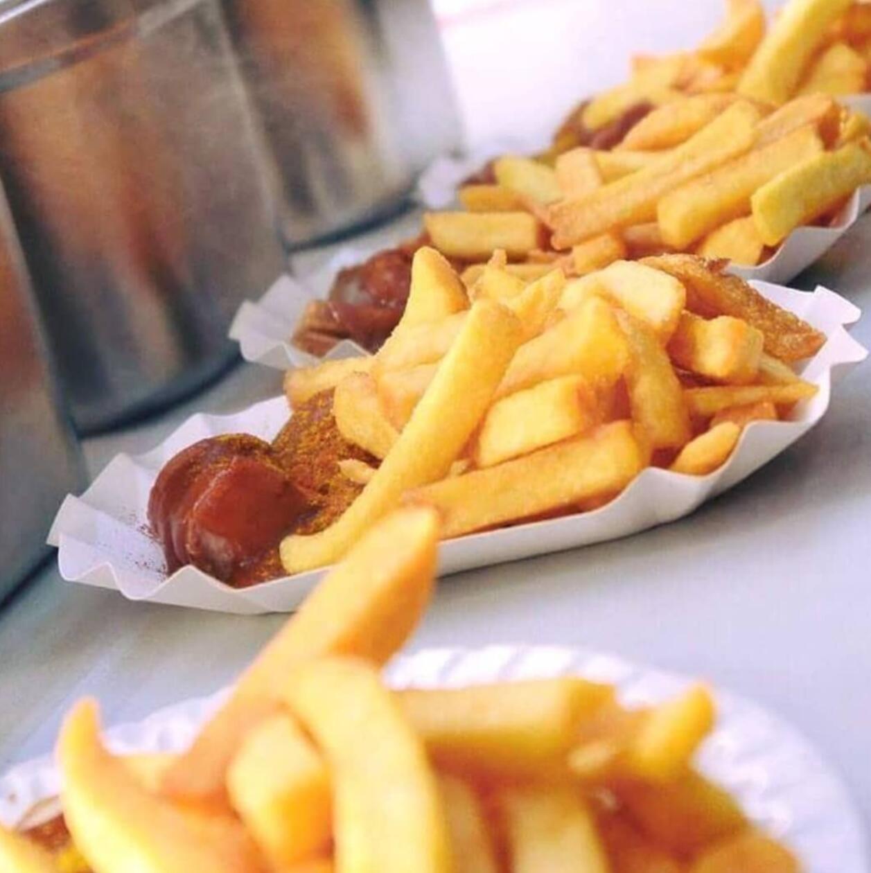 Platz 6: Der Foodtruck Tom & Berry ist in Nürnberg eine beliebte Anlaufstelle für Currywurst. Das Team verkauft die pikante Wurst unter anderem in der Industriestraße 21 mit Belgian Fries, hausgemachten Dips und Soßen. Das Gericht gibt es dort sowohl in Fleisch-Variante als auch als pflanzliche Wurst und holt sich in unserem Voting den sechsten Platz.