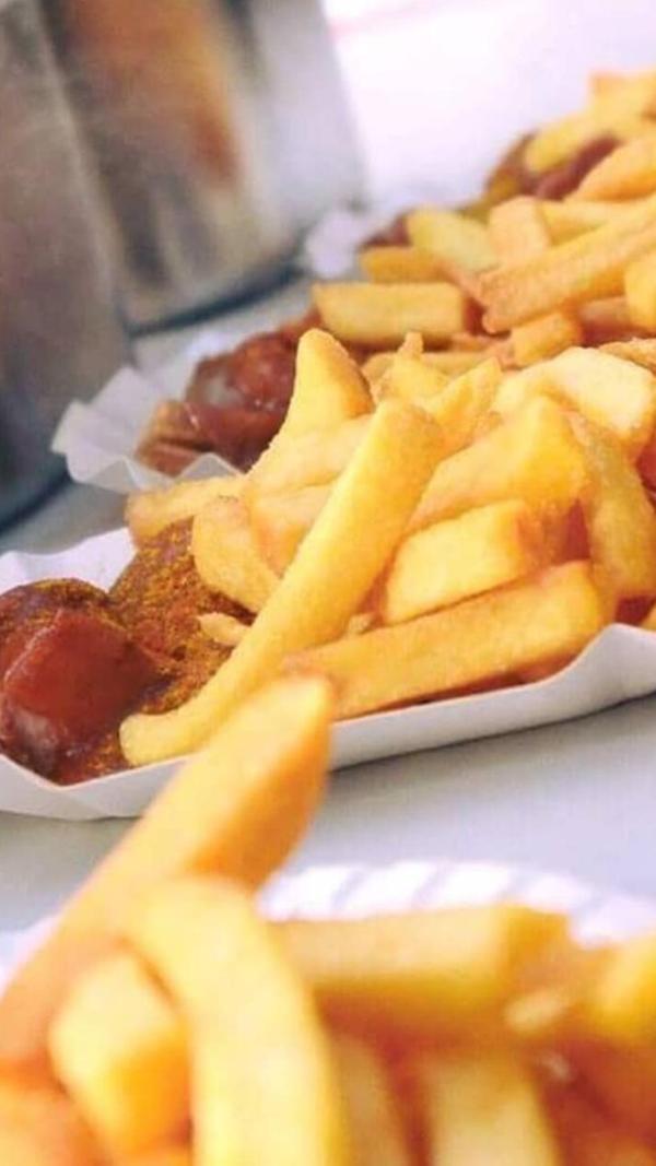 Platz 6: Der Foodtruck Tom & Berry ist in Nürnberg eine beliebte Anlaufstelle für Currywurst. Das Team verkauft die pikante Wurst unter anderem in der Industriestraße 21 mit Belgian Fries, hausgemachten Dips und Soßen. Das Gericht gibt es dort sowohl in Fleisch-Variante als auch als pflanzliche Wurst und holt sich in unserem Voting den sechsten Platz.