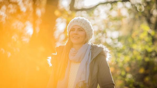 Eine Frau geht im Herbst spazieren1561.jpg