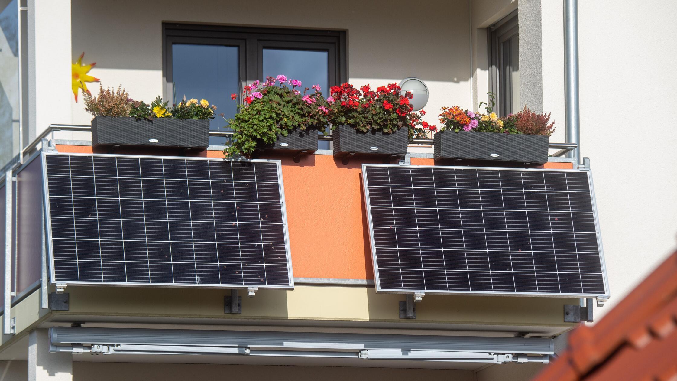 Solarmodule für ein Balkonkraftwerk hängen an eine