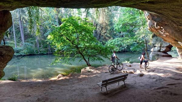 Bank und Fahrradfahrer vor Gutav Adolf Höhle, Geot