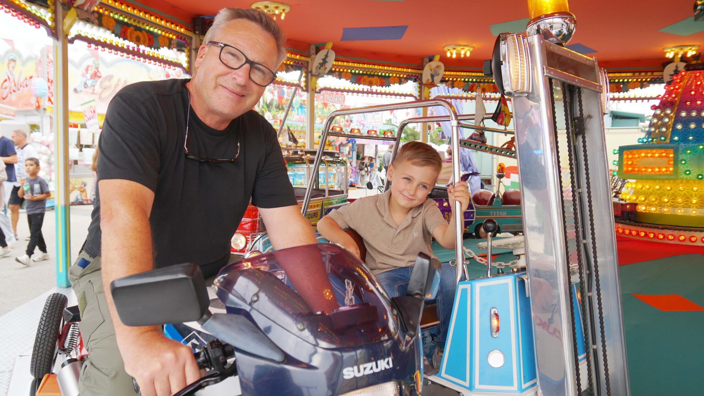 Karussel_Ulrich Joachim li und Enkel Maalin