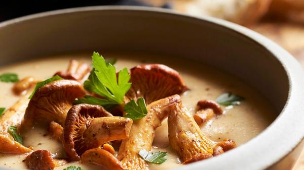 Pfifferlingssuppe im Schälchen (Nahaufnahme)