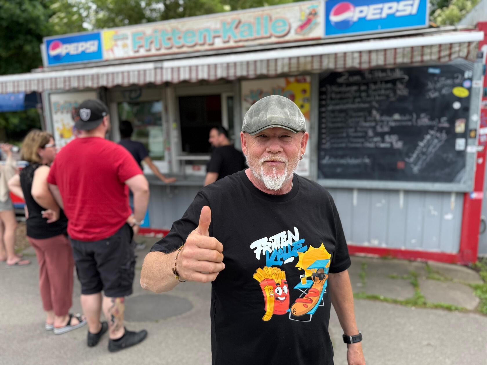 Platz 5: Zum Fritten-Kalle befindet sich im Alfred-Hensel-Weg 90 in Nürnberg und steht für leckeres Imbiss-Essen. Der Kult-Imbiss stand bereits auf Festivals wie Rock im Park und war dort für einige ein großes Highlight. Currywurst-Liebhaberinnen und -Liebhaber wählten die Wurst auf Platz fünf.