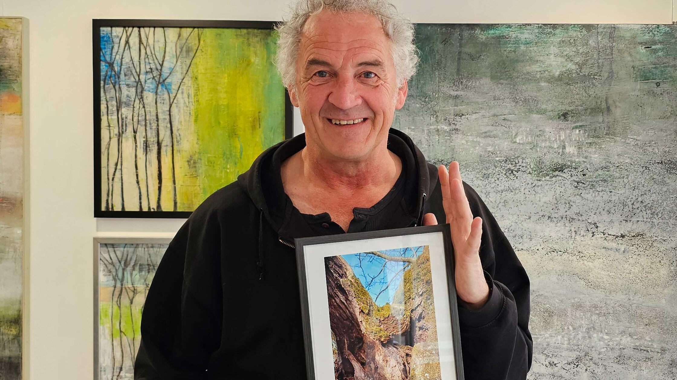 Norbert Metz mit einer seiner gerahmten Fotografie
