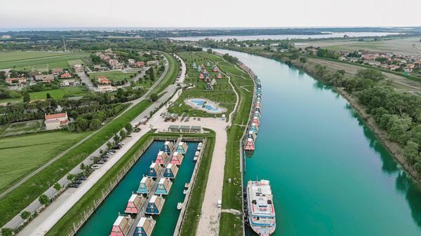 Mit einer einzigartigen Lage am Fluss Tagliamento kann die exklusive Ferienanlage "Marina Azzurra Resort" aufwarten, wo man in farbenfrohen Hausbooten urlauben kann. Hier ist man nur wenige Kilometer von den italienischen Tourismus-Hotspots Lignano und Bibione entfernt – und doch in einer völlig anderen Welt.
