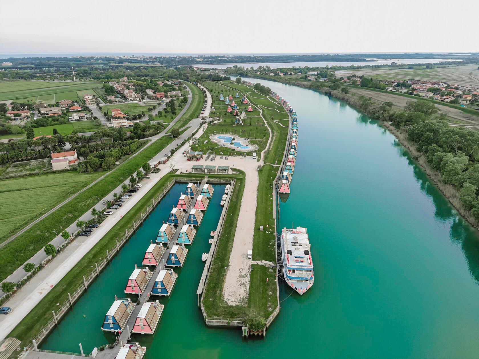 Mit einer einzigartigen Lage am Fluss Tagliamento kann die exklusive Ferienanlage "Marina Azzurra Resort" aufwarten, wo man in farbenfrohen Hausbooten urlauben kann. Hier ist man nur wenige Kilometer von den italienischen Tourismus-Hotspots Lignano und Bibione entfernt – und doch in einer völlig anderen Welt.